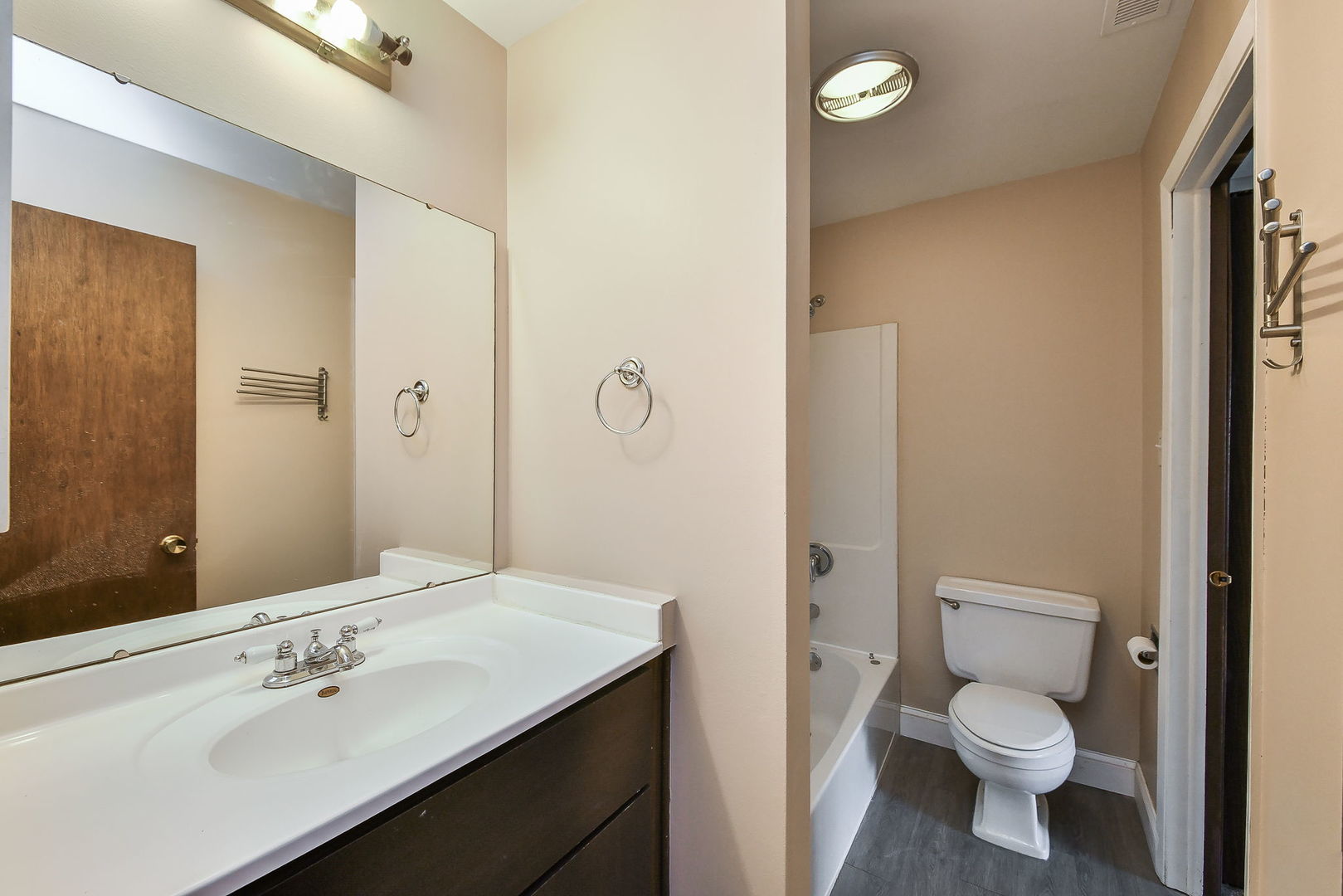 1705 Lakecliffe Drive #C, Wheaton, IL 60189