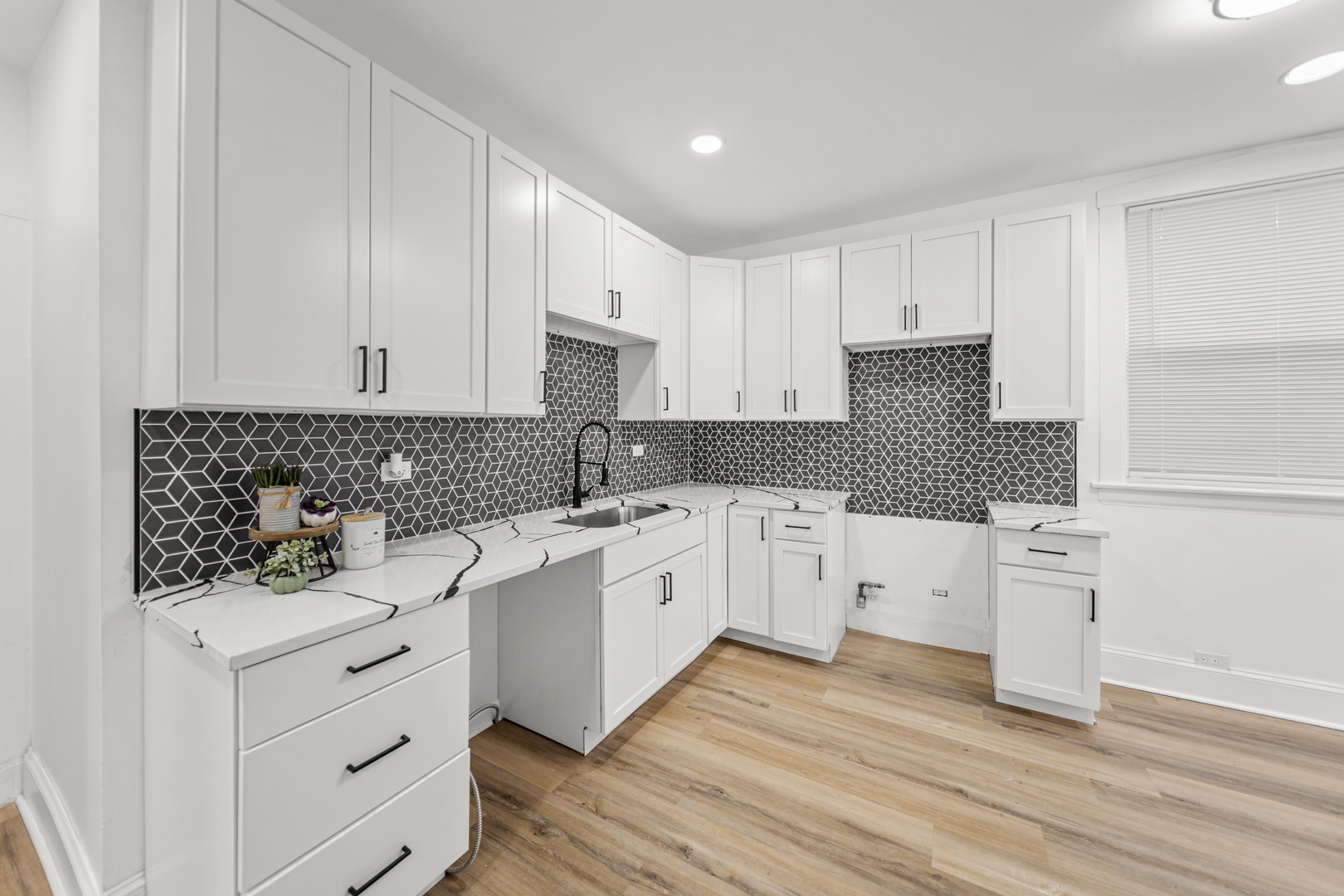 7537 S CLYDE Avenue, Chicago, IL 60649