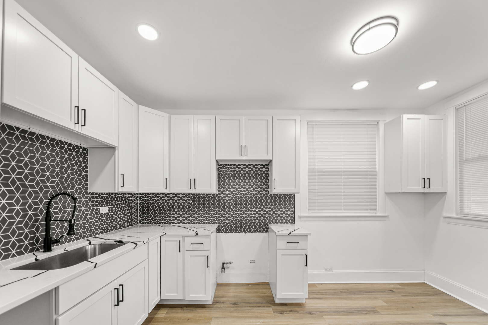 7537 S CLYDE Avenue, Chicago, IL 60649