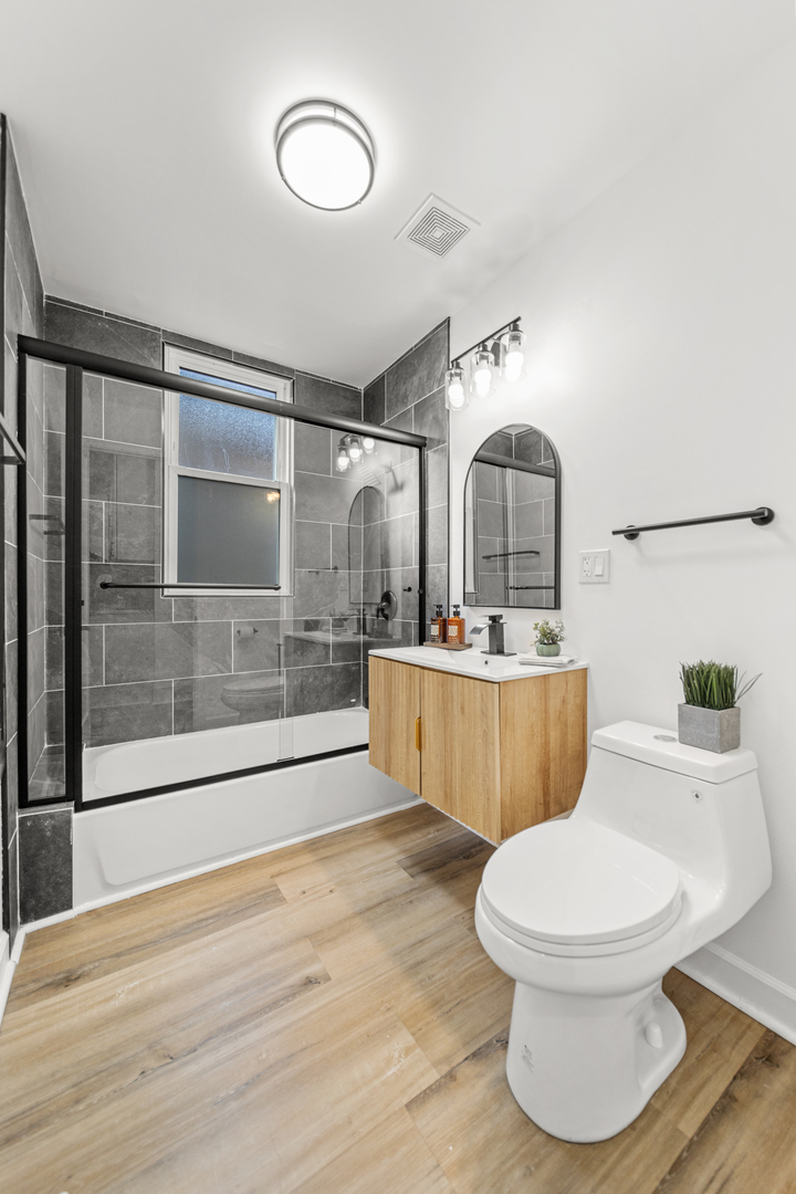 7537 S CLYDE Avenue, Chicago, IL 60649