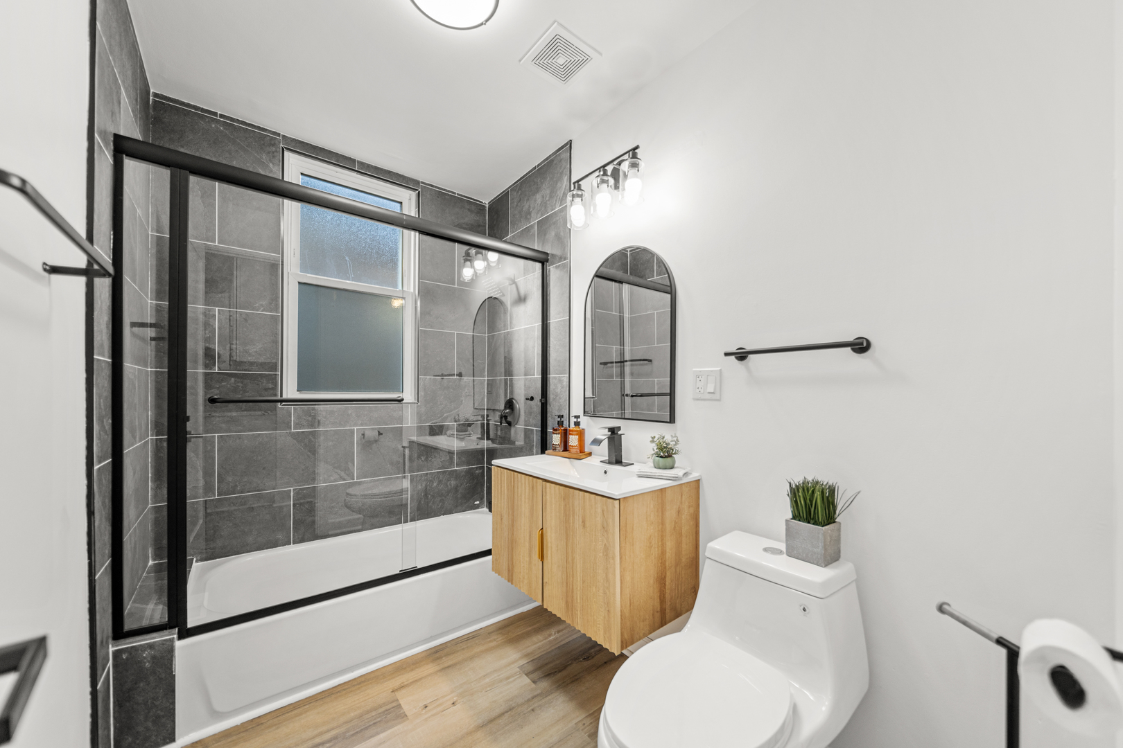 7537 S CLYDE Avenue, Chicago, IL 60649