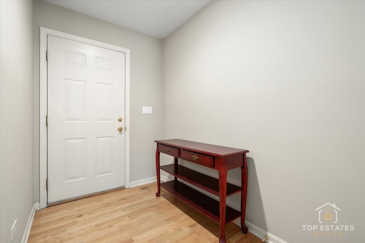 1631 PAULINE Circle, Mundelein, IL 60060