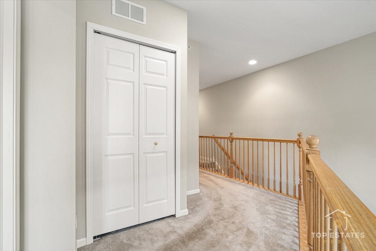 1631 PAULINE Circle, Mundelein, IL 60060