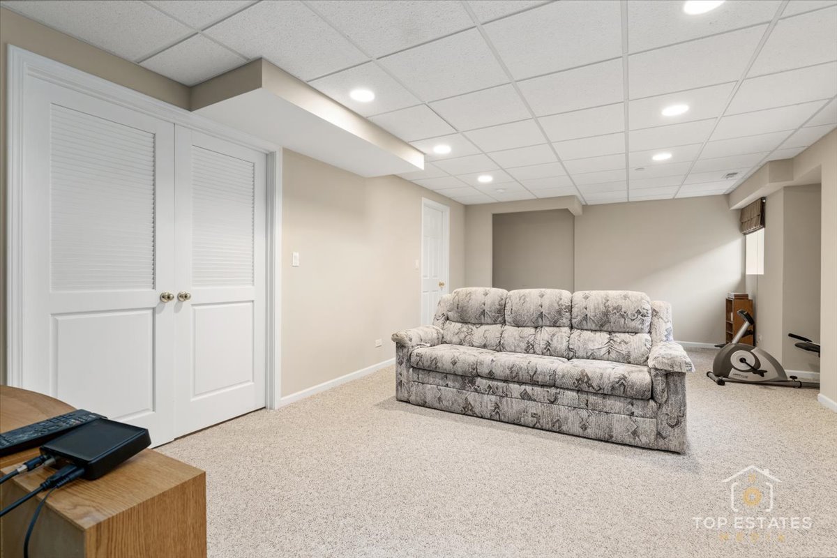 1631 PAULINE Circle, Mundelein, IL 60060