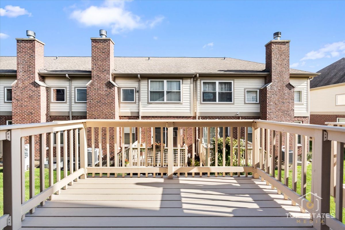 1631 PAULINE Circle, Mundelein, IL 60060