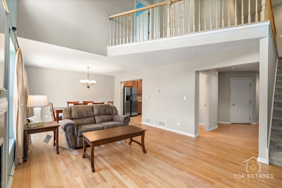 1631 PAULINE Circle, Mundelein, IL 60060