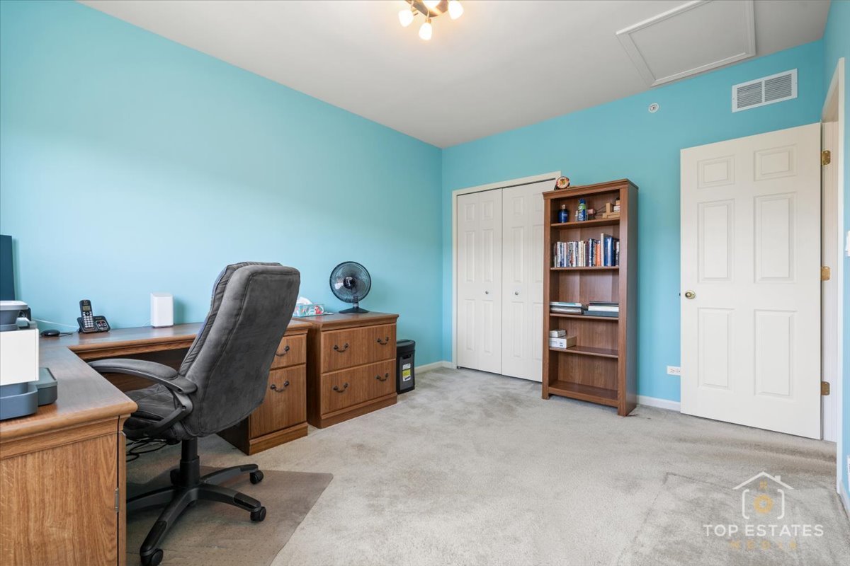 1631 PAULINE Circle, Mundelein, IL 60060