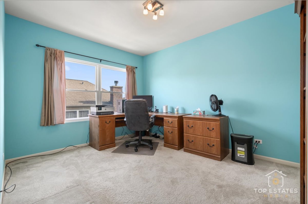 1631 PAULINE Circle, Mundelein, IL 60060