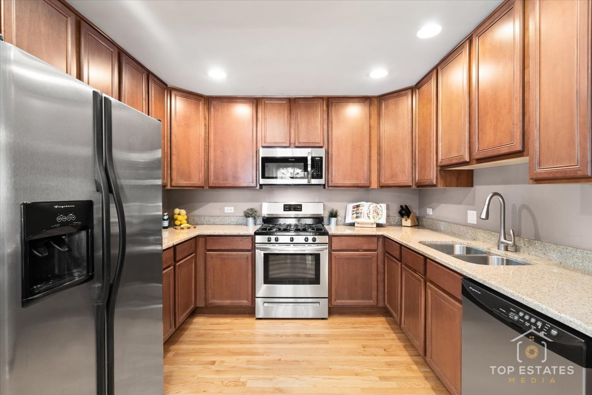 1631 PAULINE Circle, Mundelein, IL 60060