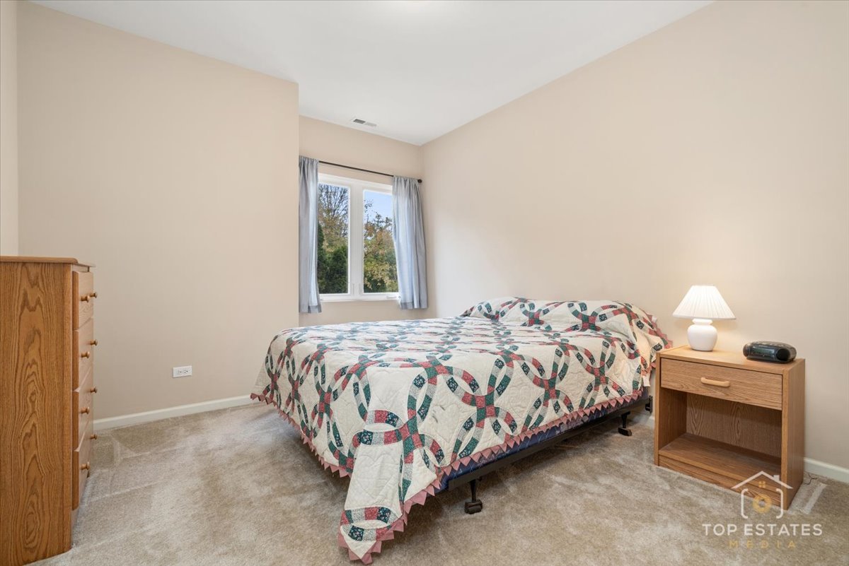 1631 PAULINE Circle, Mundelein, IL 60060