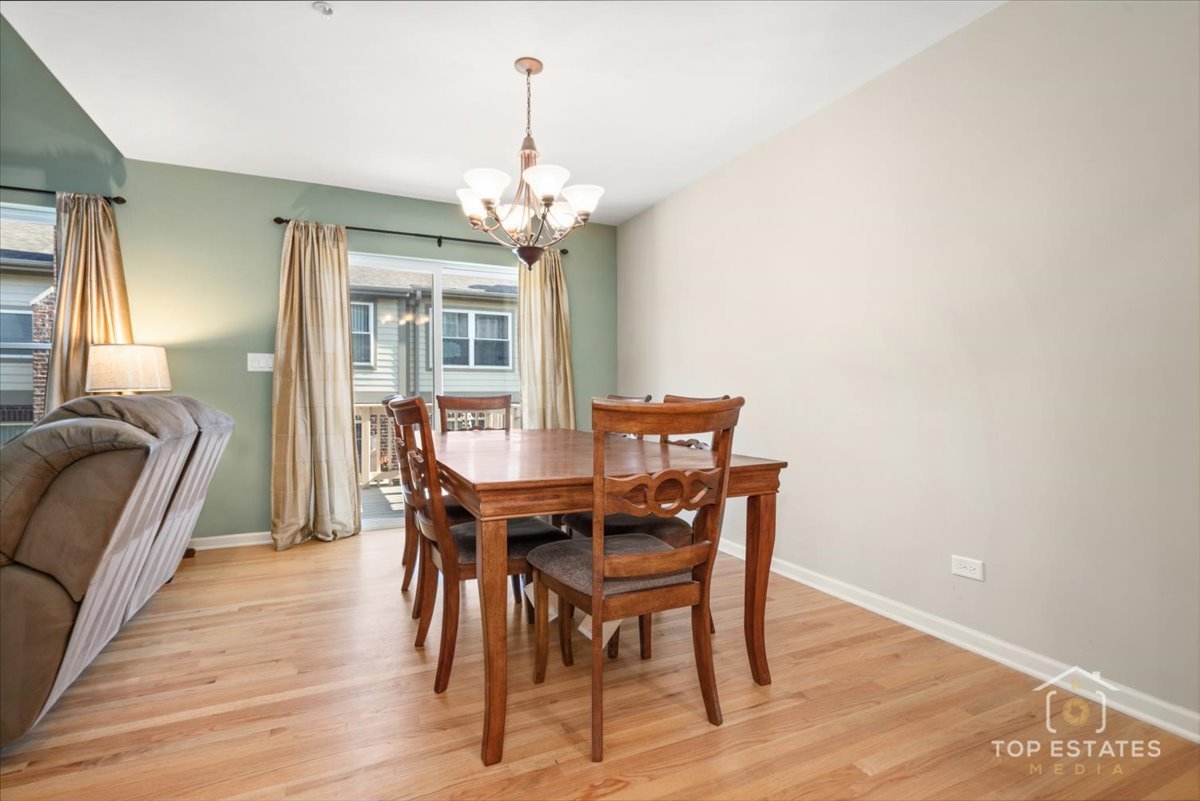 1631 PAULINE Circle, Mundelein, IL 60060