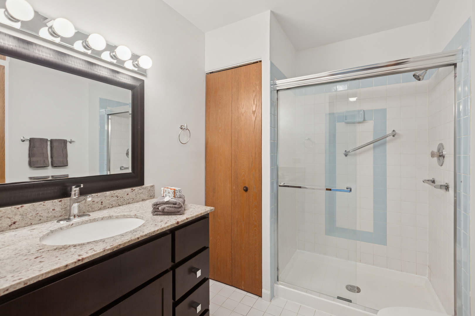 Willowbrook, IL 60527