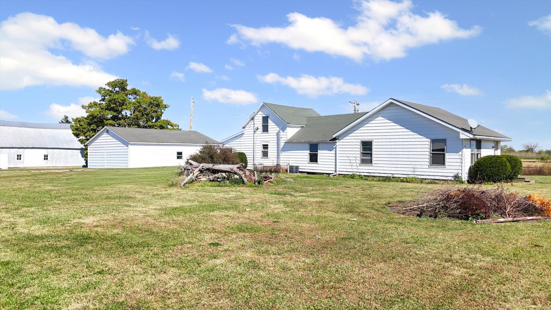 139 N 1500E Road, Paxton, IL 60957