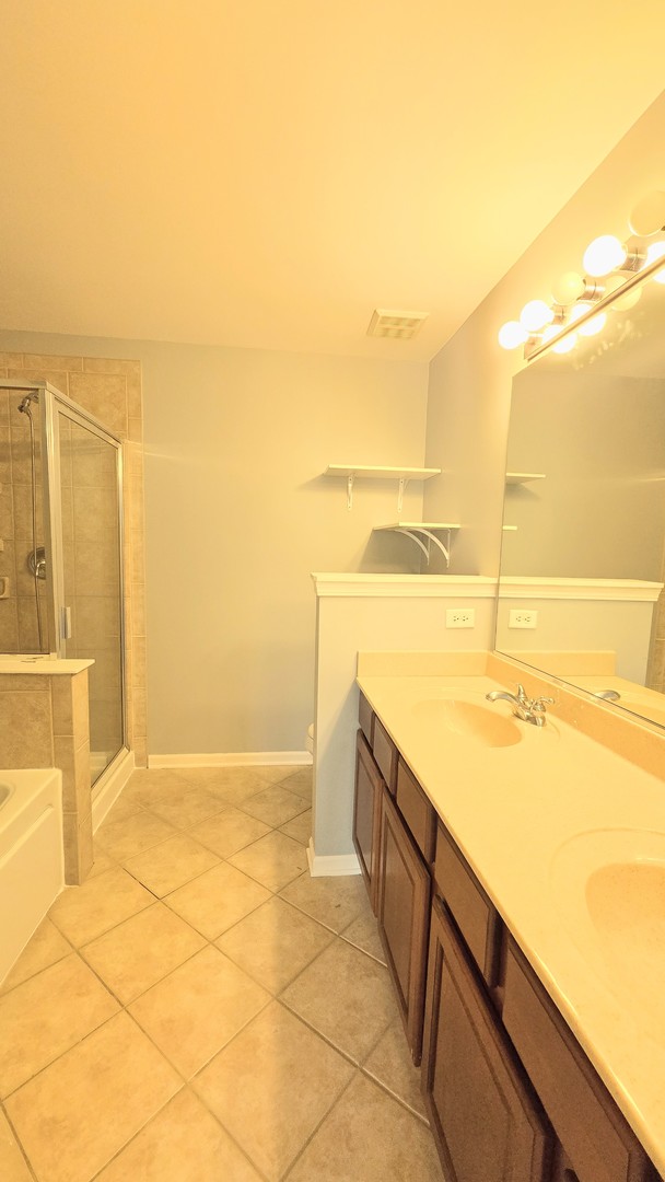 2366 Georgetown Circle #2366, Aurora, IL 60503