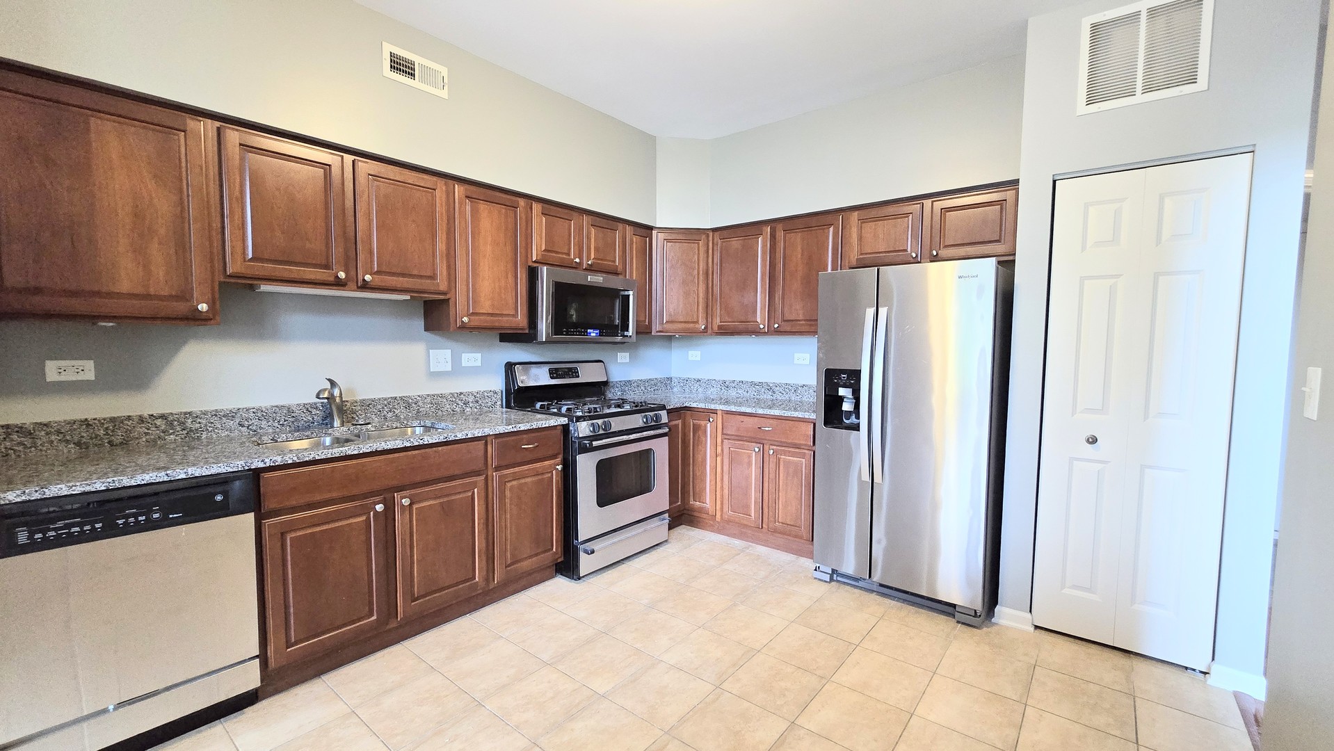 2366 Georgetown Circle #2366, Aurora, IL 60503