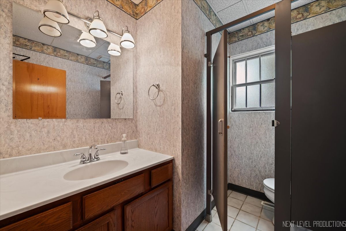 422 E State Street, Geneva, IL 60134