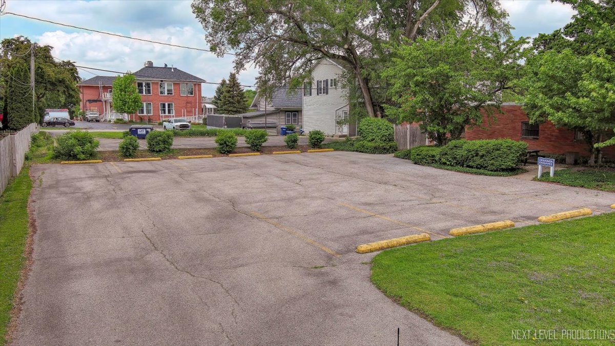 422 E State Street, Geneva, IL 60134