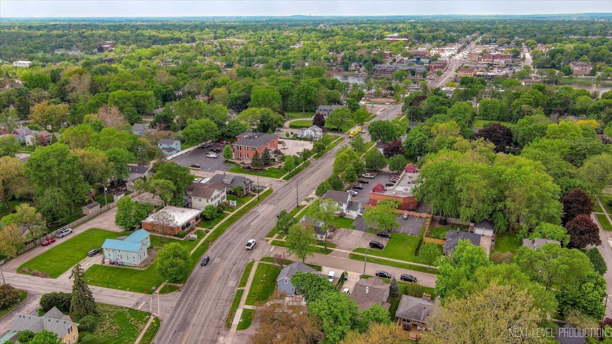 422 E State Street, Geneva, IL 60134