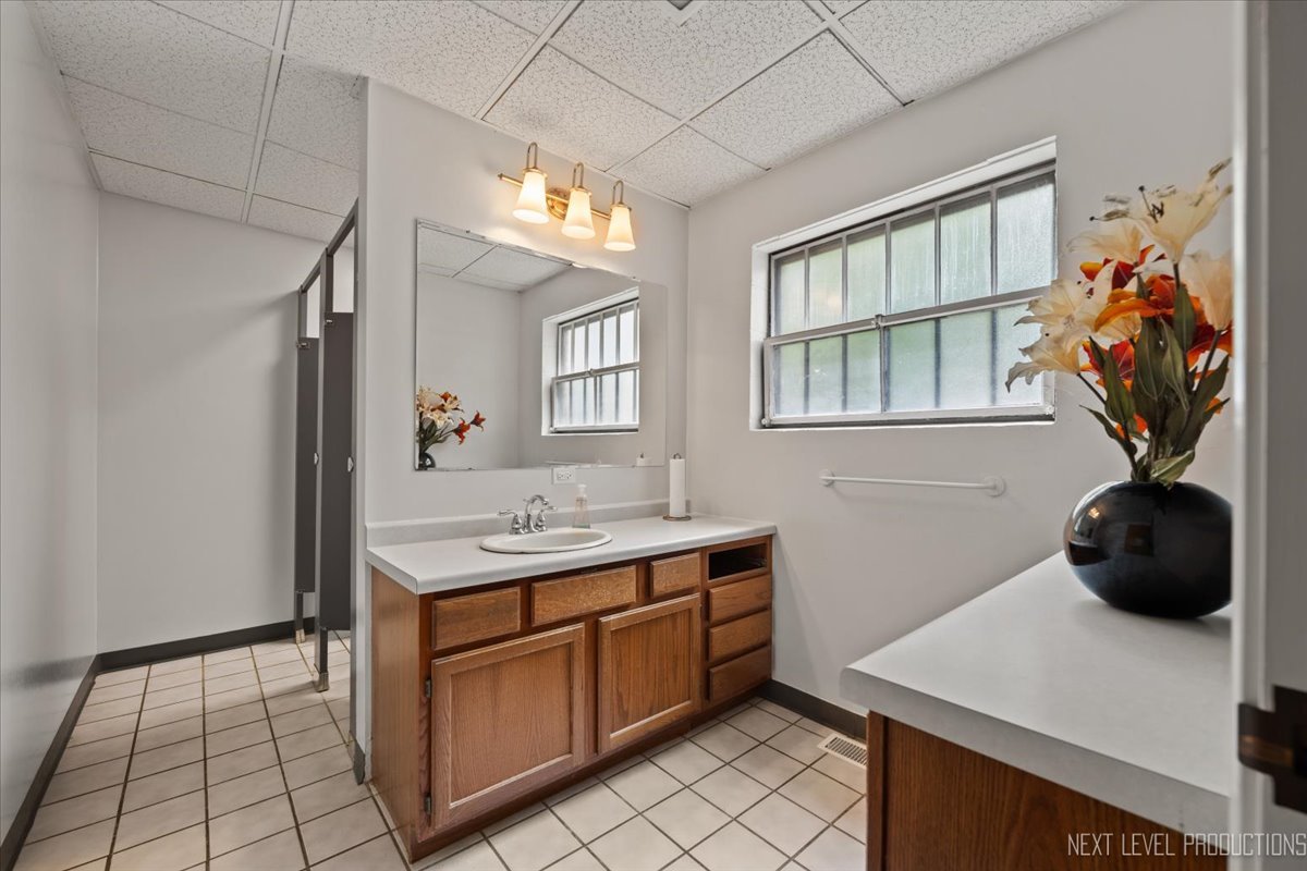 422 E State Street, Geneva, IL 60134