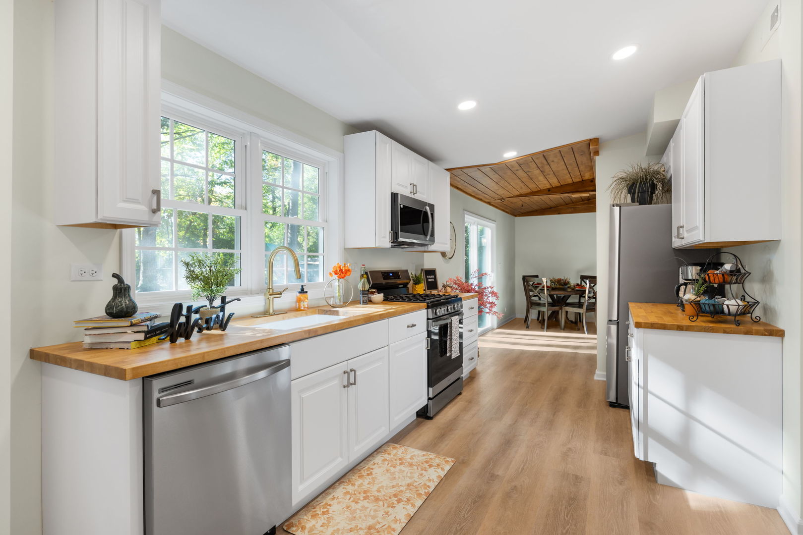 275 Indian Trail, Lake In The Hills, IL 60156