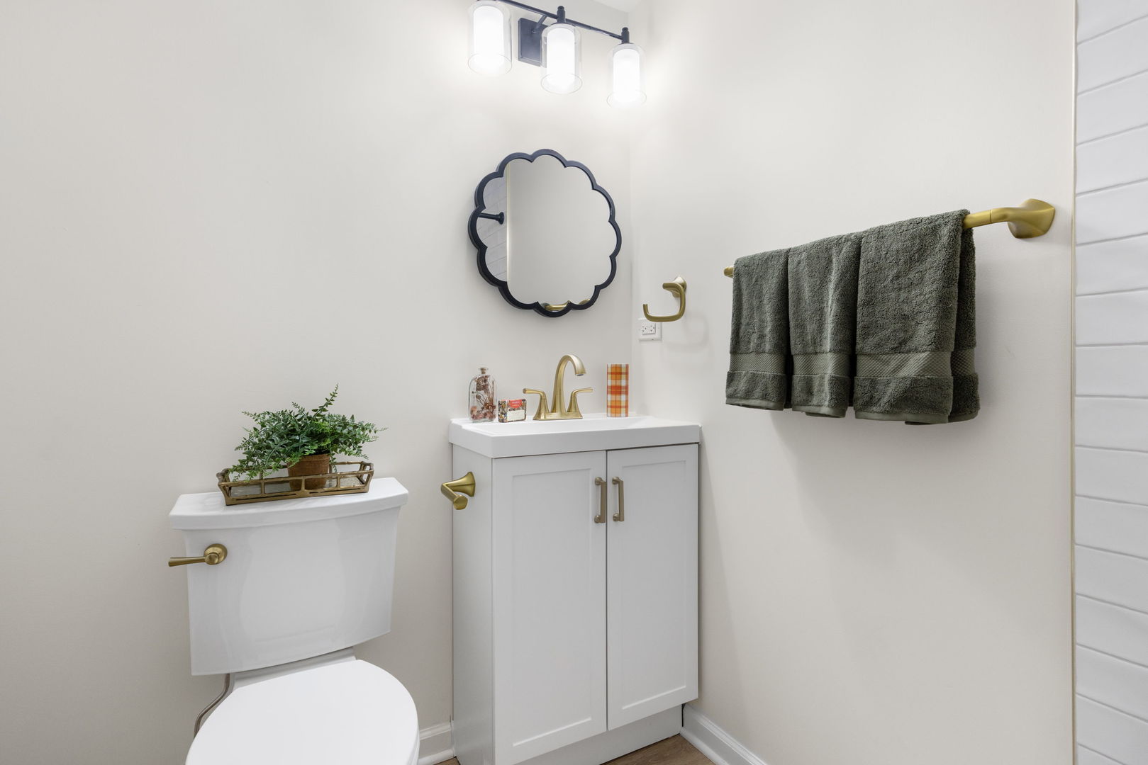 275 Indian Trail, Lake In The Hills, IL 60156