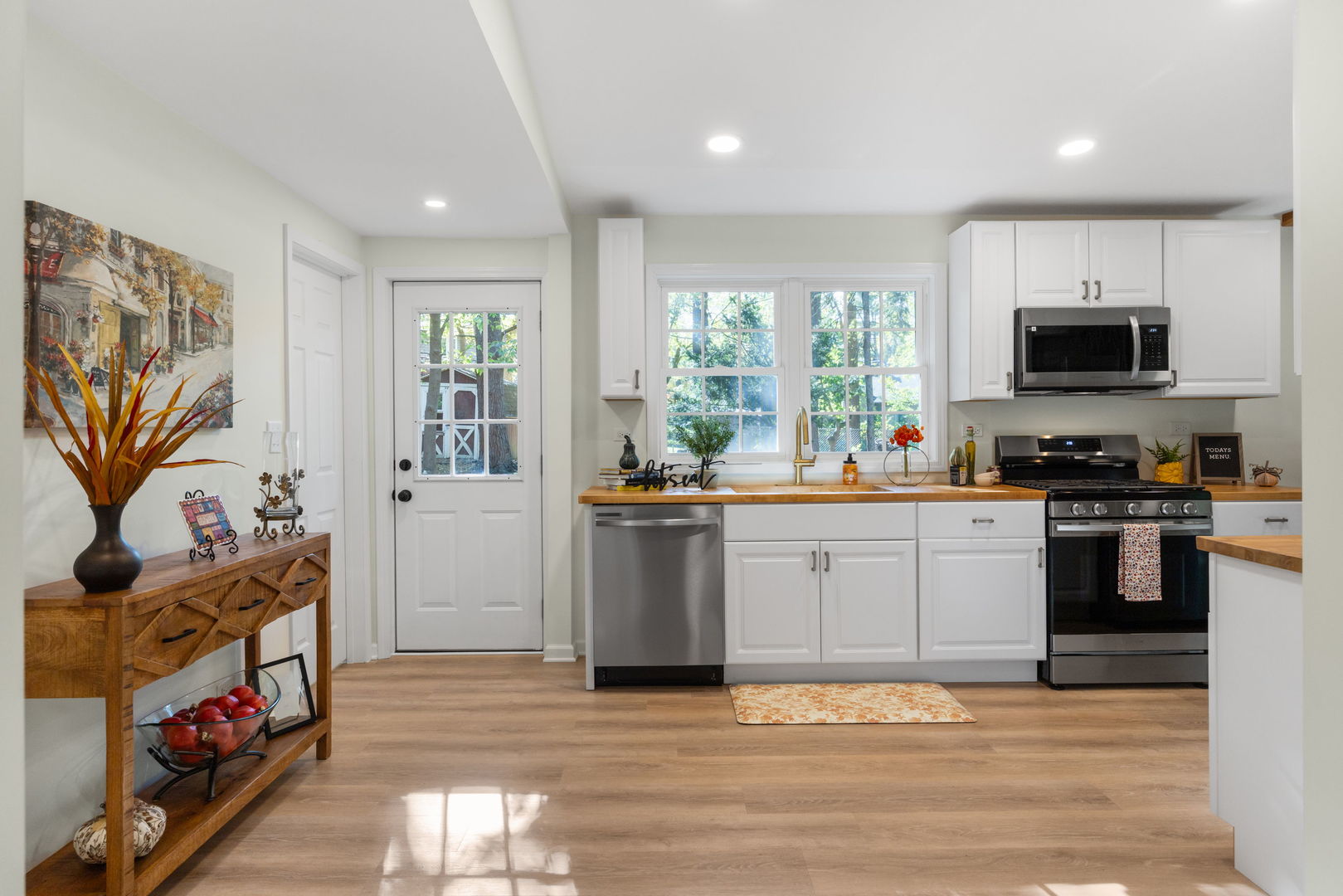 275 Indian Trail, Lake In The Hills, IL 60156