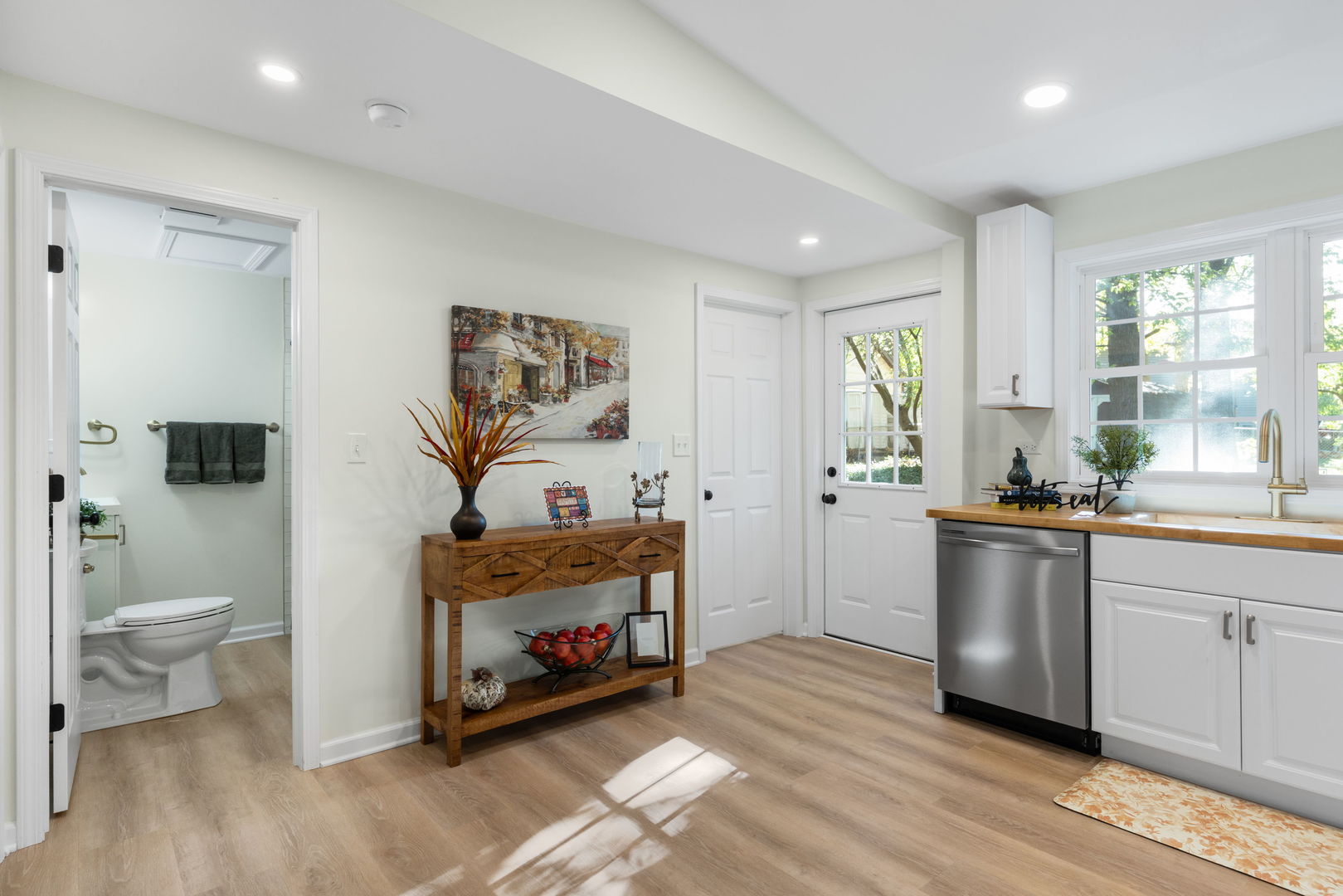 275 Indian Trail, Lake In The Hills, IL 60156