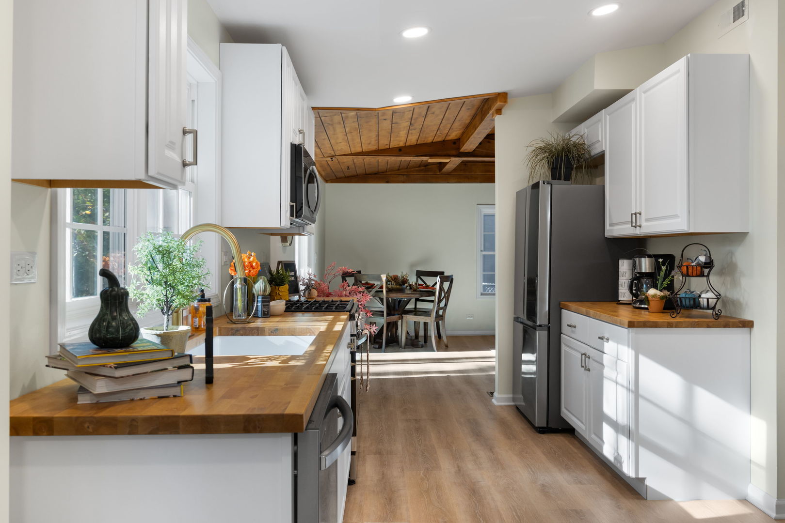 275 Indian Trail, Lake In The Hills, IL 60156