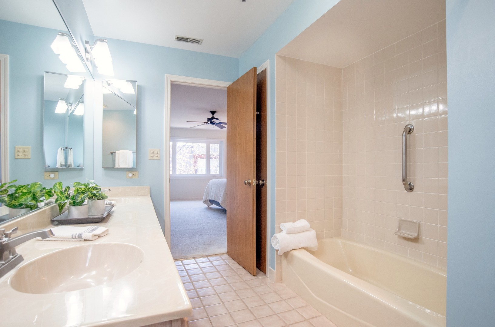 127 Acacia Circle #507, Indian Head Park, IL 60525