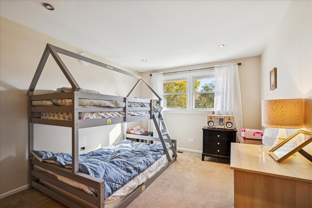 275 Wilkins Drive, Des Plaines, IL 60016