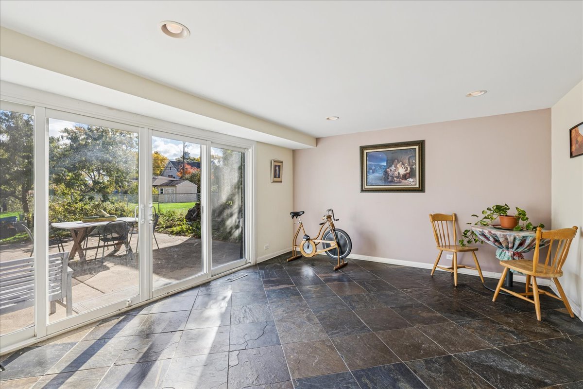 275 Wilkins Drive, Des Plaines, IL 60016