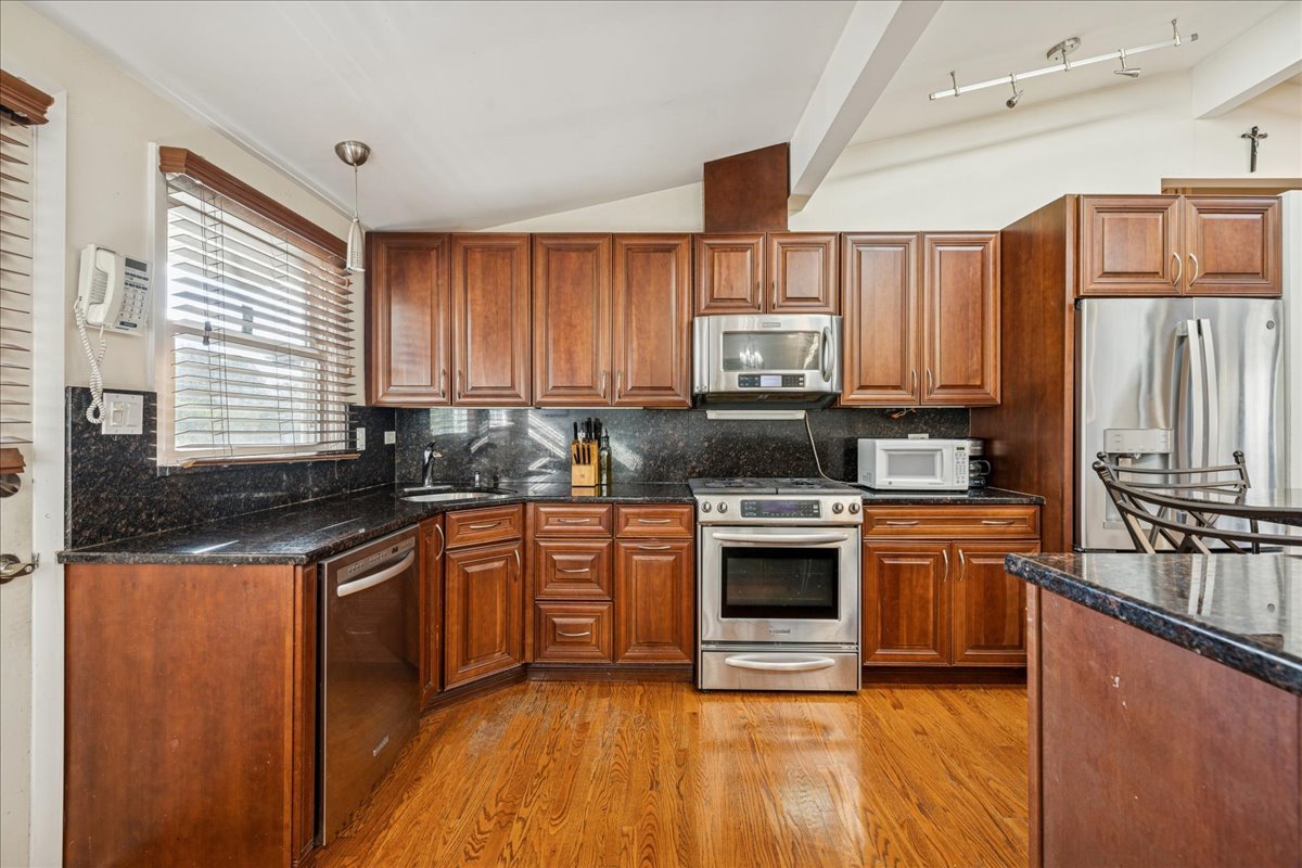 275 Wilkins Drive, Des Plaines, IL 60016