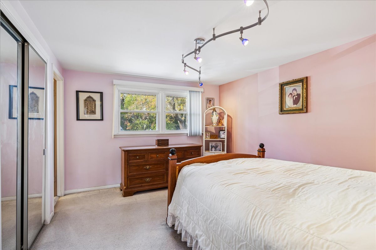 275 Wilkins Drive, Des Plaines, IL 60016