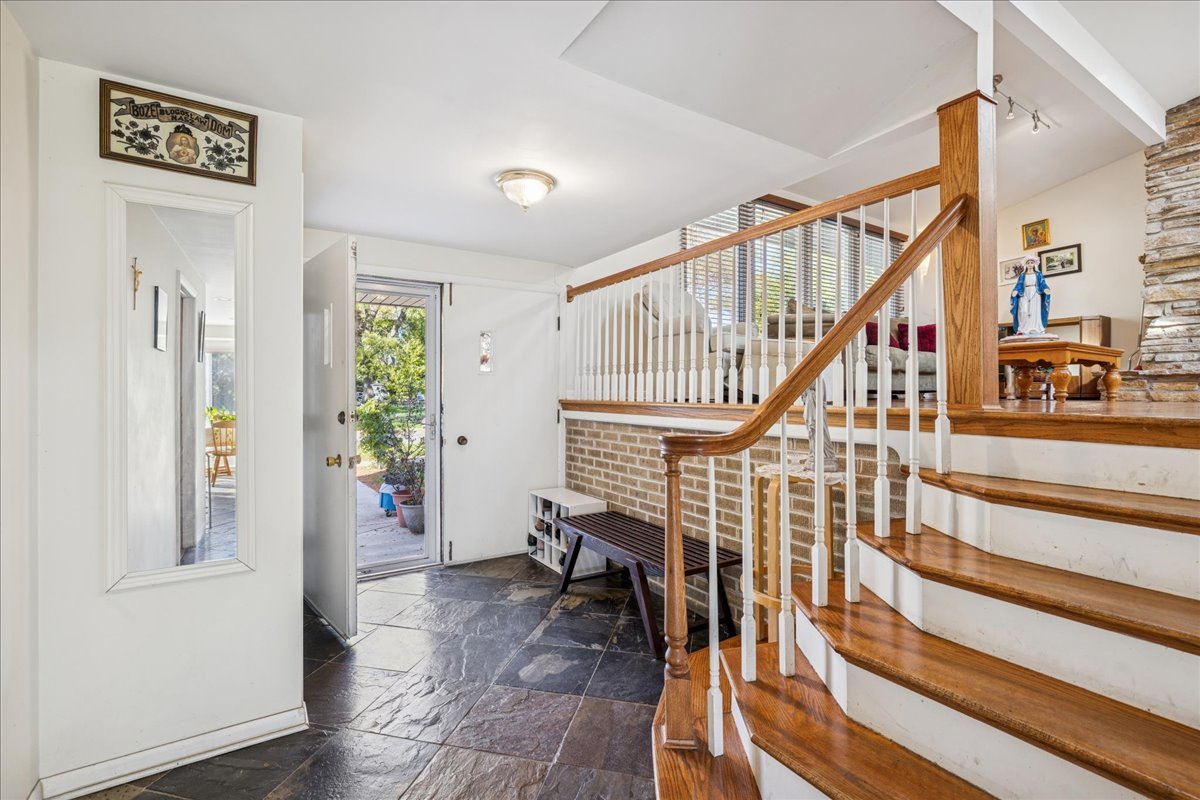 275 Wilkins Drive, Des Plaines, IL 60016