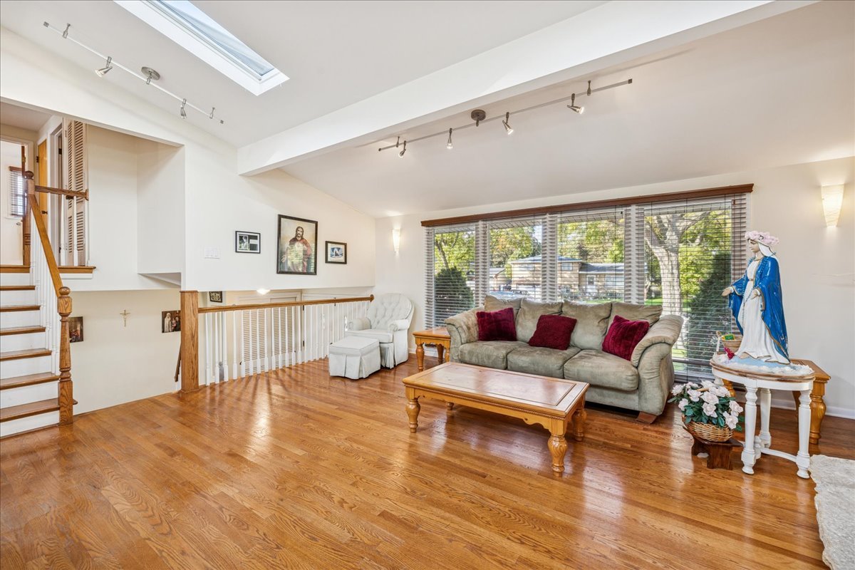 275 Wilkins Drive, Des Plaines, IL 60016