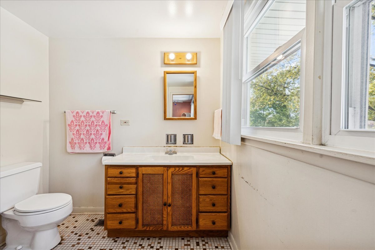 275 Wilkins Drive, Des Plaines, IL 60016