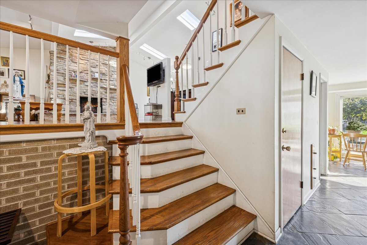 275 Wilkins Drive, Des Plaines, IL 60016