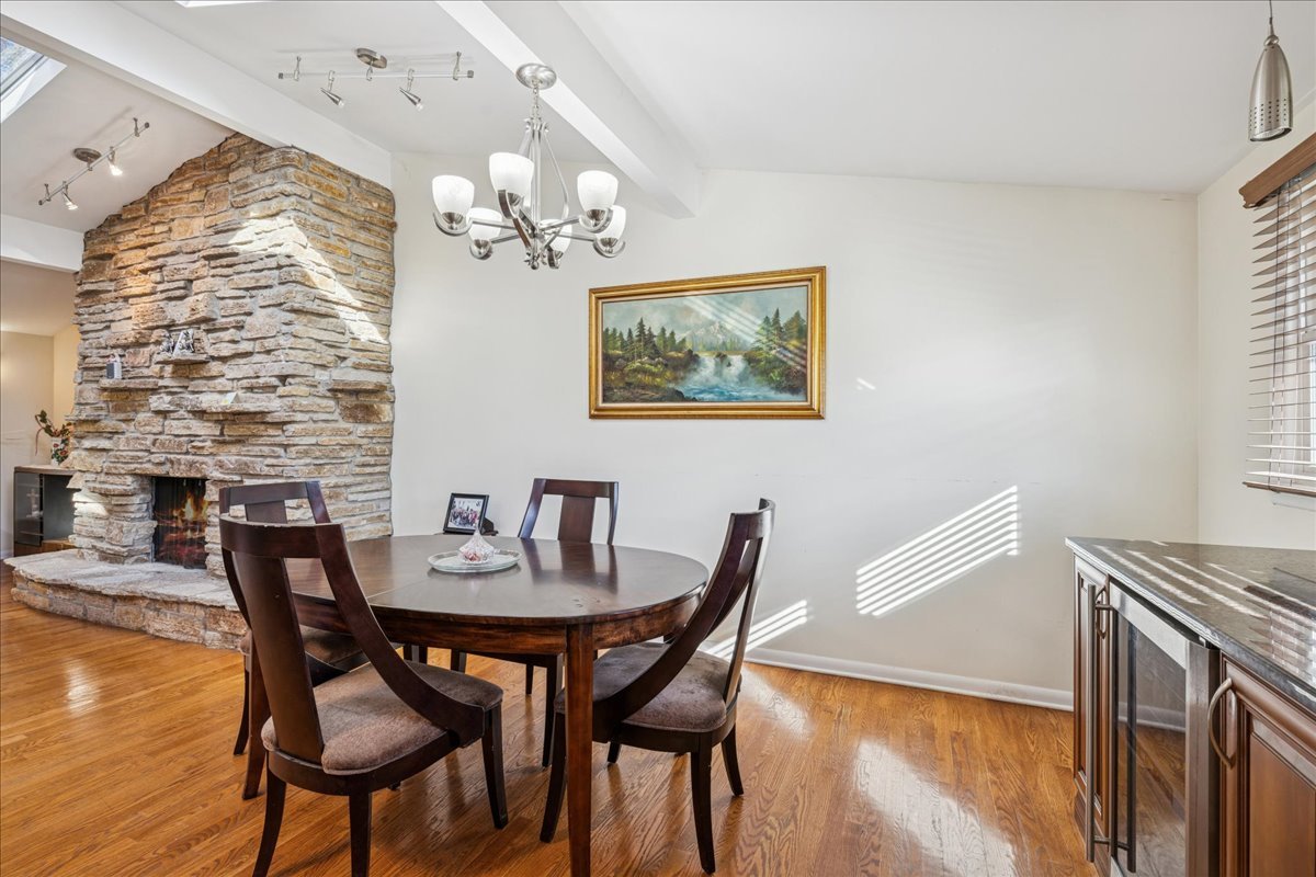 275 Wilkins Drive, Des Plaines, IL 60016