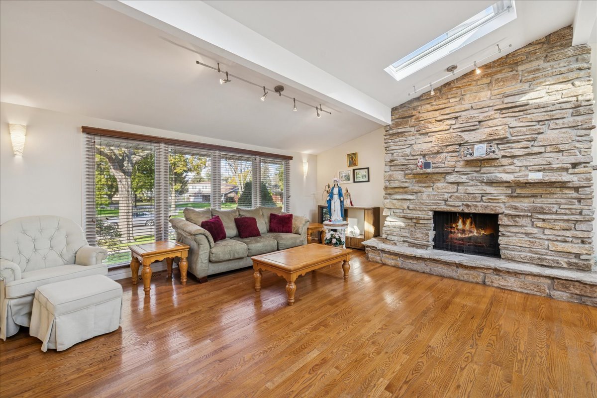 275 Wilkins Drive, Des Plaines, IL 60016