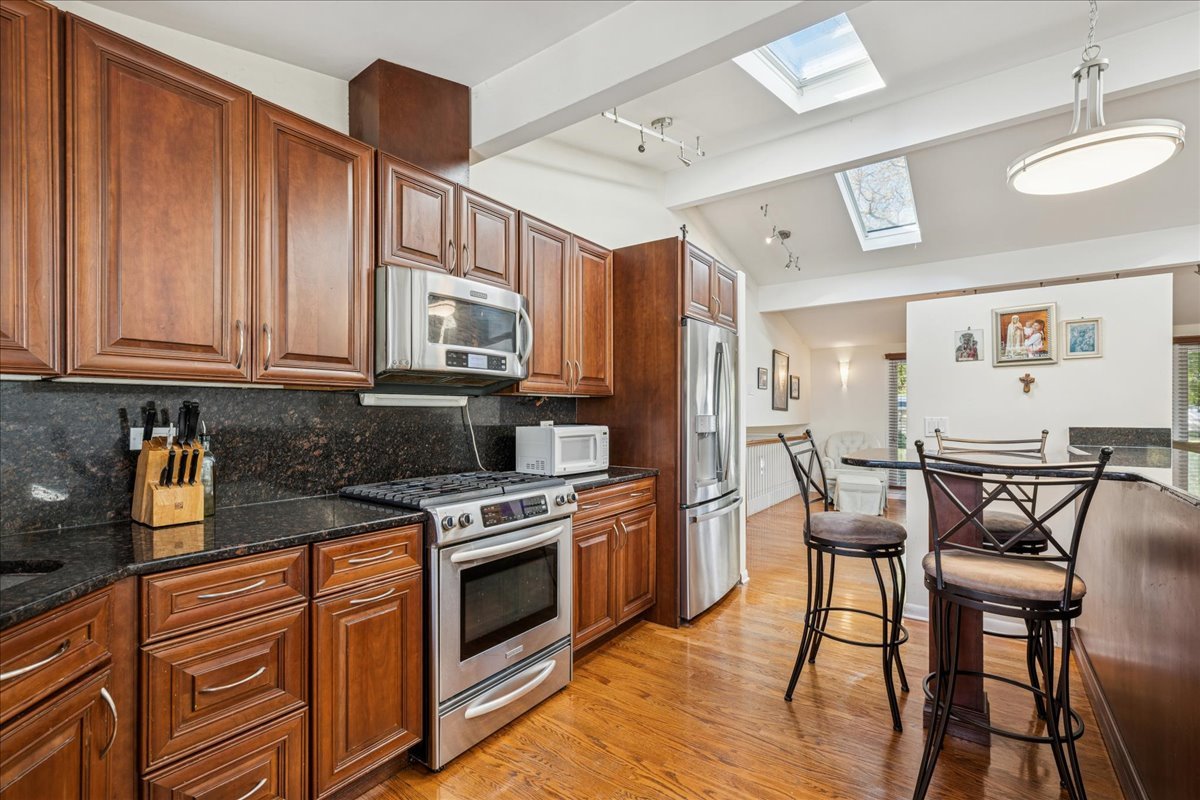 275 Wilkins Drive, Des Plaines, IL 60016