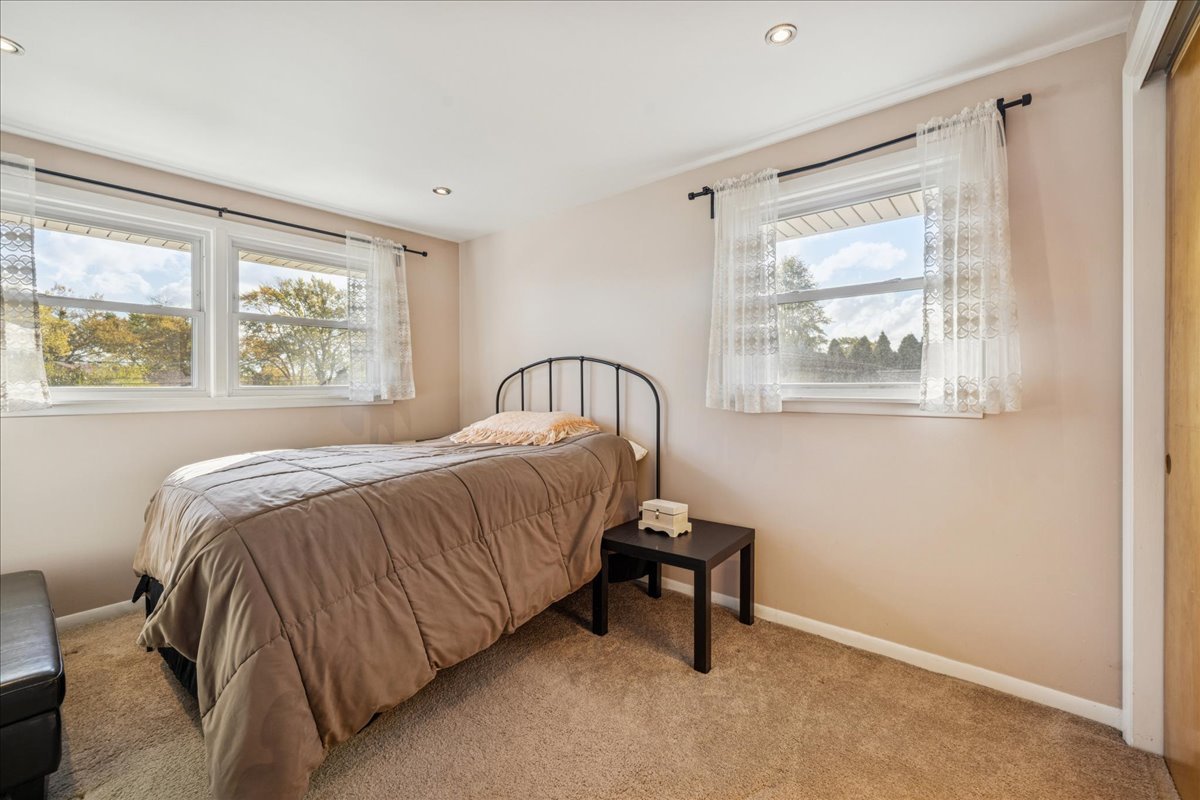 275 Wilkins Drive, Des Plaines, IL 60016