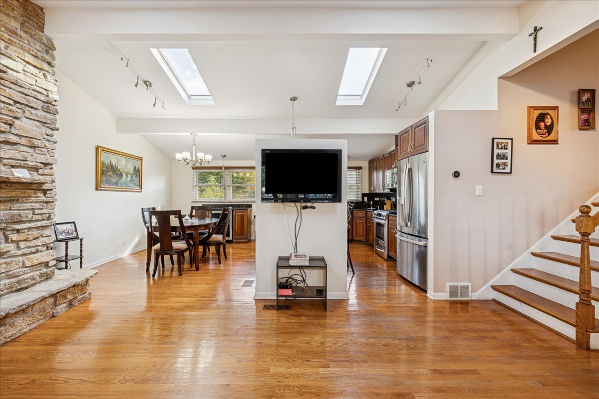 275 Wilkins Drive, Des Plaines, IL 60016