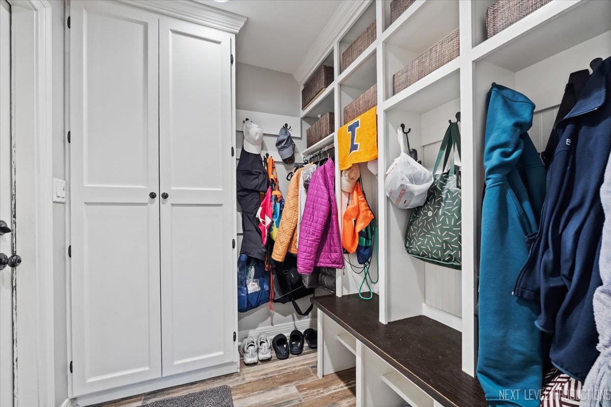 609 Bowling Green Court, Naperville, IL 60563