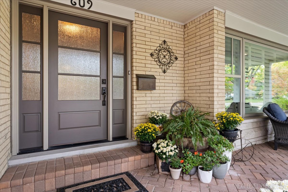 609 Bowling Green Court, Naperville, IL 60563