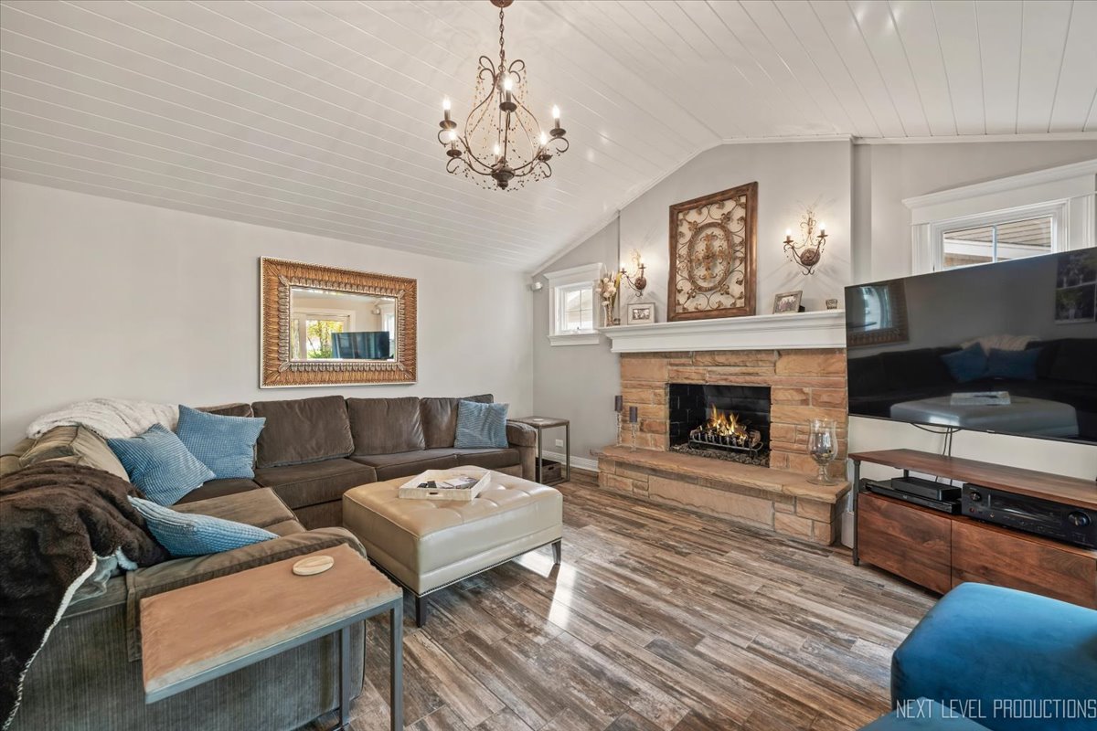 609 Bowling Green Court, Naperville, IL 60563