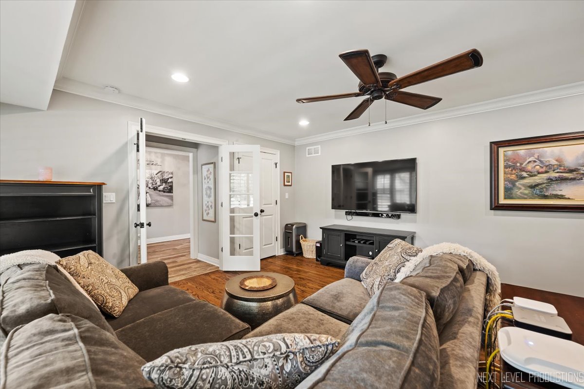 609 Bowling Green Court, Naperville, IL 60563