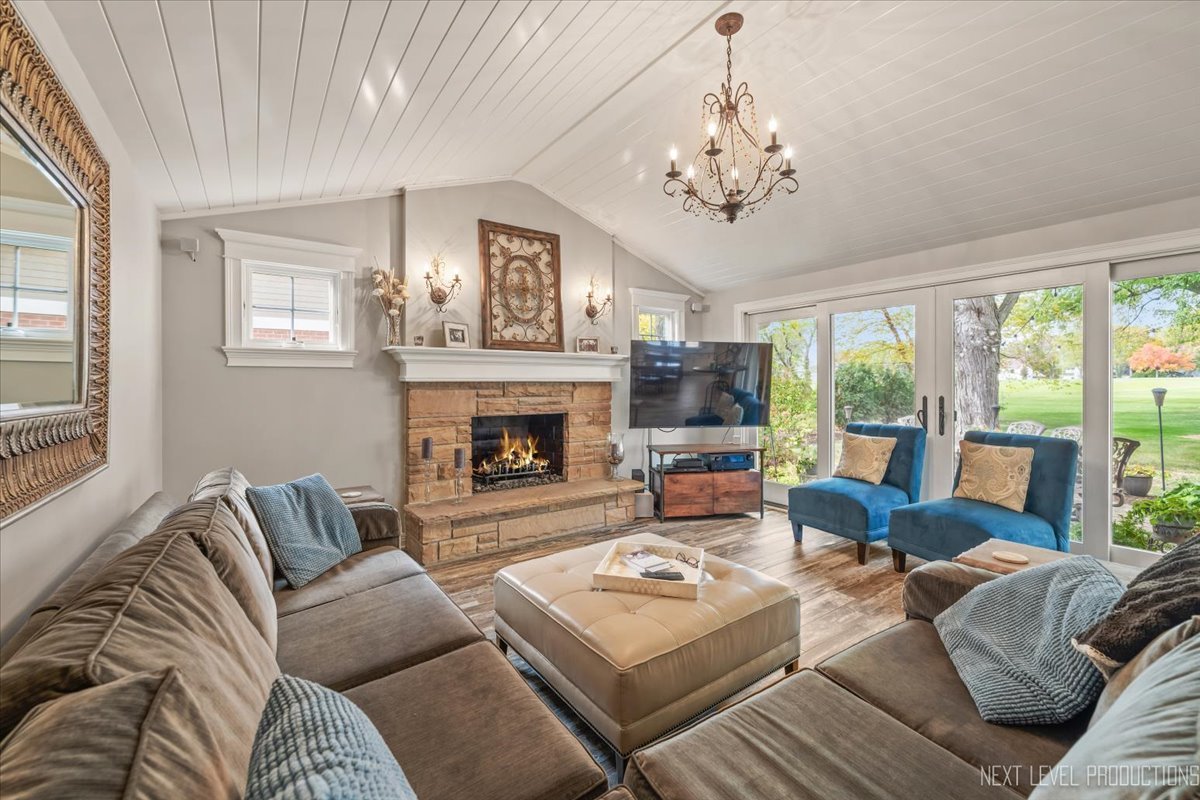 609 Bowling Green Court, Naperville, IL 60563