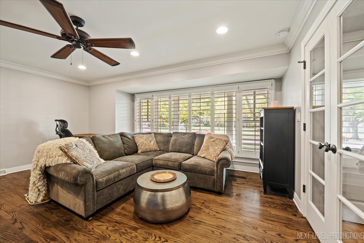 609 Bowling Green Court, Naperville, IL 60563