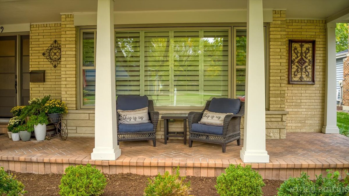 609 Bowling Green Court, Naperville, IL 60563