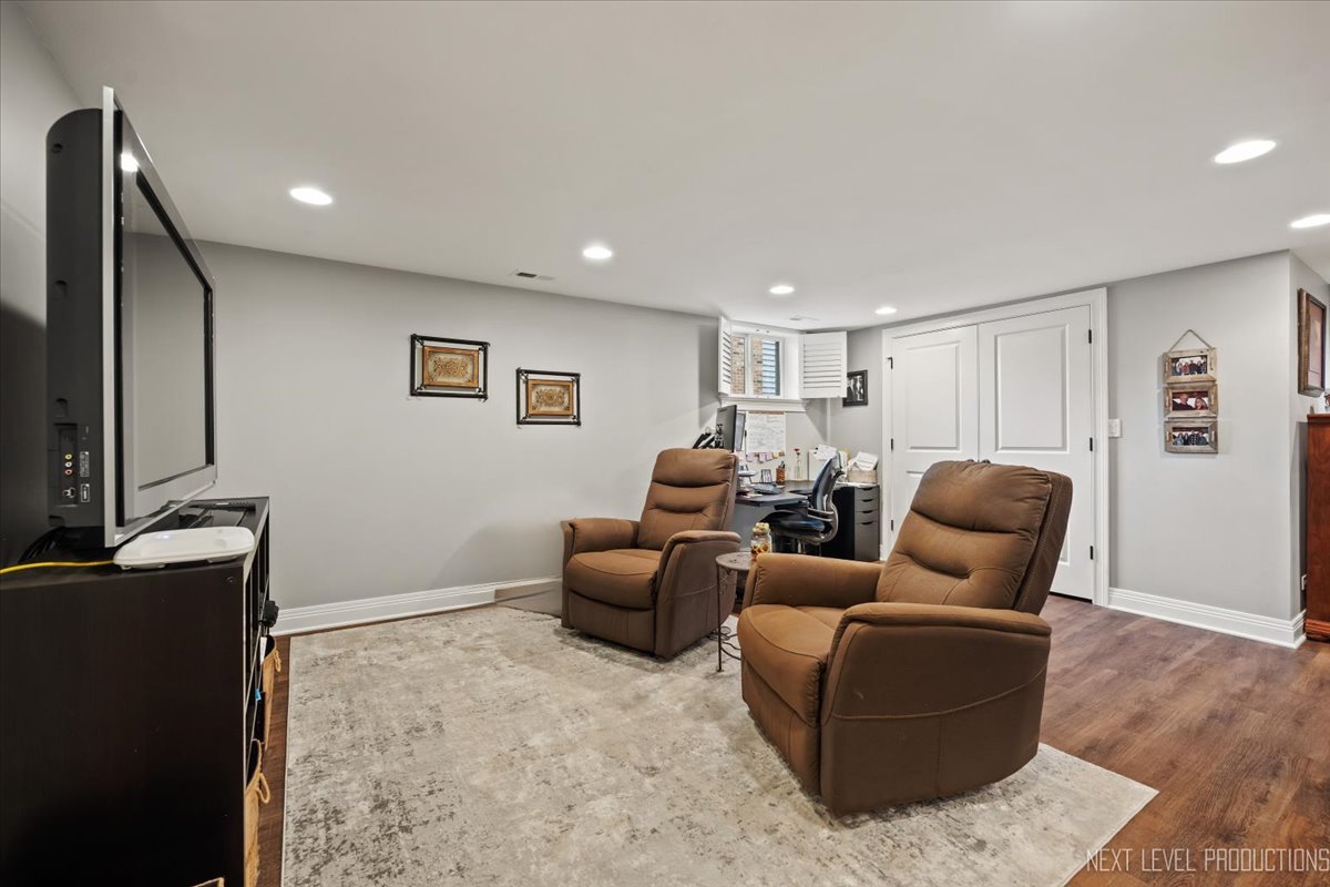 609 Bowling Green Court, Naperville, IL 60563